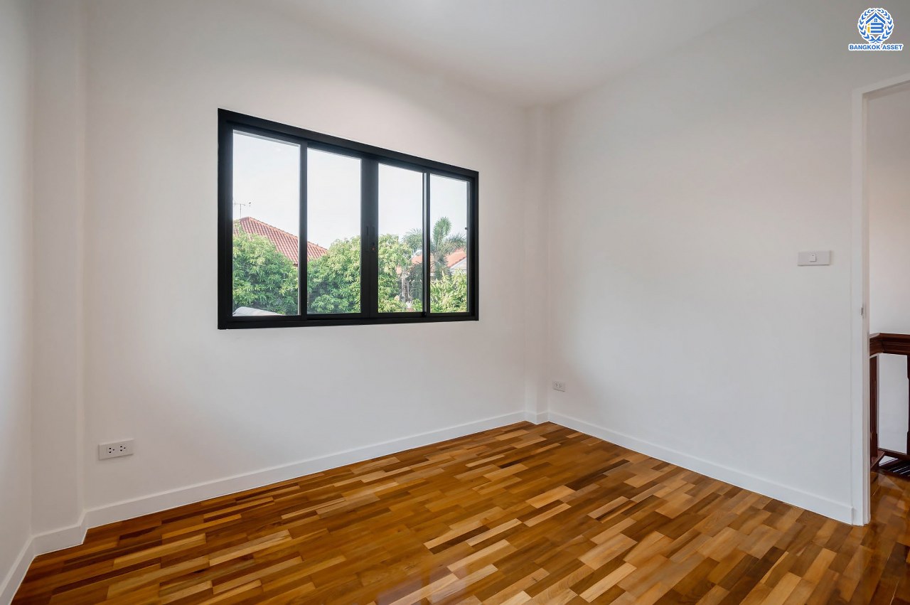 บ้านมือสองตกแต่งใหม่ โครงการ ณัฐชากรีนวิลล์ ปิ่นเกล้า-กาญจนาฯ บนเนื้อที่ 52 ตร.ว. ฟังก์ชัน 3 ห้องนอน 2 ห้องน้ำ จอดรถได้ 2 คัน บนทำเลศักยภาพ ใกล้เซ็นทรัลเวสต์เกต ทางด่วน "ศรีรัช" รถไฟฟ้าสายสีม่วง "สถานีตลาดบางใหญ่"